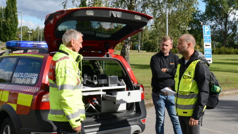 Personal från hyresbostäder möter räddningstjänsten.